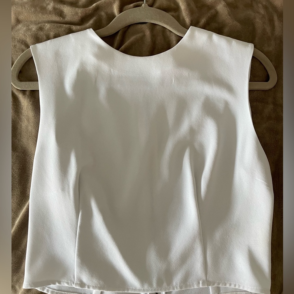 White Alice and Olivia crop top medium